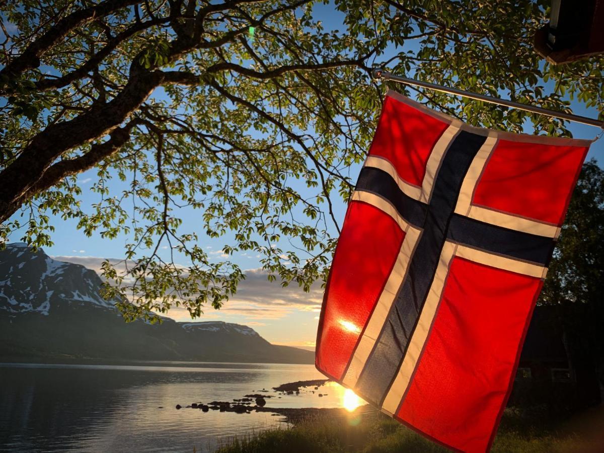 The Red Fjordhouse * Malsnes